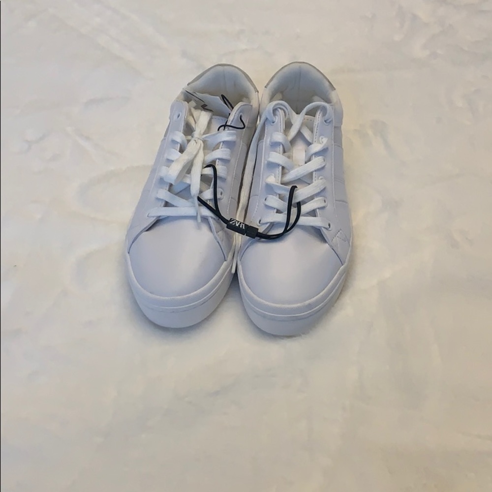Trendy white sneakers NWT!!